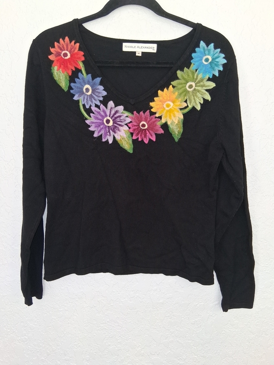 nicole alexander Tops - Nicole Alexander M Black Floral Applique Embroidered V Neck Knit Sweater Y2K Top